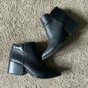 Women’s Simply Vera Black Ankle Zip Up Leather Booties Size 8.5 M